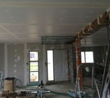 Mise en place du faux plafond à l'entrée   seconde passe de joint