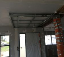 Mise en place du faux plafond à l'entrée   seconde passe de joint
