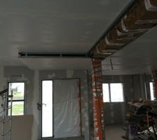 Mise en place du faux plafond à l'entrée   seconde passe de joint