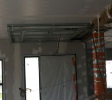 Mise en place du faux plafond à l'entrée   seconde passe de joint