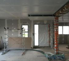 Mise en place du faux plafond à l'entrée   seconde passe de joint