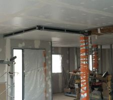 Mise en place du faux plafond à l'entrée   seconde passe de joint