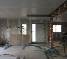 Mise en place du faux plafond à l'entrée   seconde passe de joint
