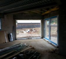 Grande vitre de baie enfin posée. Baie ouvrante enfin posée sur le bon côté.
