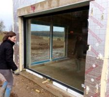 Grande vitre de baie enfin posée. Baie ouvrante enfin posée sur le bon côté.