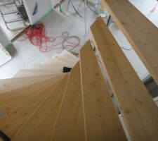 Escalier 2/4 tournant, structure acier et marches en bois.