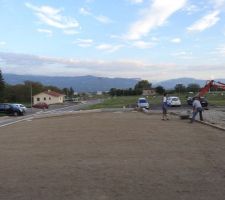 Travaux pour l'assainissement du terrain: ajout de terre v&eacute;g&eacute;tale (r&eacute;cup&eacute;r&eacute;e chez des particuliers car hors de prix!), nivellement....
Ici, mise en place des nouveaux regards pour amener l'eau et l'&eacute;lectricit&eacute; au niveau du portail et du futur cabanon)