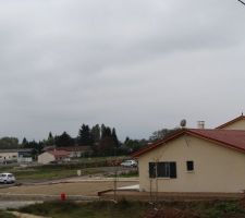 Travaux pour l'assainissement du terrain: ajout de terre v&eacute;g&eacute;tale (r&eacute;cup&eacute;r&eacute;e chez des particuliers car hors de prix!), nivellement....
Vue de la route derri&egrave;re la maison