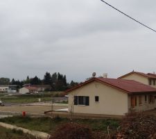 Travaux pour l'assainissement du terrain: ajout de terre v&eacute;g&eacute;tale (r&eacute;cup&eacute;r&eacute;e chez des particuliers car hors de prix!), nivellement....
Vue de la route derri&egrave;re la maison