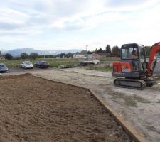 Travaux pour l'assainissement du terrain: ajout de terre v&eacute;g&eacute;tale (r&eacute;cup&eacute;r&eacute;e chez des particuliers car hors de prix!), nivellement....
Ici, pose de bordure en bois (traverses)