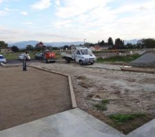 Travaux pour l'assainissement du terrain: ajout de terre v&eacute;g&eacute;tale (r&eacute;cup&eacute;r&eacute;e chez des particuliers car hors de prix!), nivellement....
Ici, engazonnement