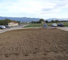 Travaux pour l'assainissement du terrain: ajout de terre v&eacute;g&eacute;tale (r&eacute;cup&eacute;r&eacute;e chez des particuliers car hors de prix!), nivellement....