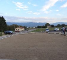 Travaux pour l'assainissement du terrain: ajout de terre v&eacute;g&eacute;tale (r&eacute;cup&eacute;r&eacute;e chez des particuliers car hors de prix!), nivellement....