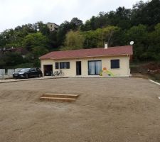 Travaux pour l'assainissement du terrain: ajout de terre v&eacute;g&eacute;tale (r&eacute;cup&eacute;r&eacute;e chez des particuliers car hors de prix!), nivellement....
Vue de de la voirie du lotissement