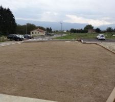 Travaux pour l'assainissement du terrain: ajout de terre v&eacute;g&eacute;tale (r&eacute;cup&eacute;r&eacute;e chez des particuliers car hors de prix!), nivellement....
Vue de la terrasse