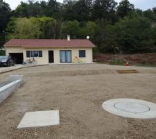 Travaux pour l'assainissement du terrain: ajout de terre v&eacute;g&eacute;tale (r&eacute;cup&eacute;r&eacute;e chez des particuliers car hors de prix!), nivellement....
Vue de l'entr&eacute;e du terrain