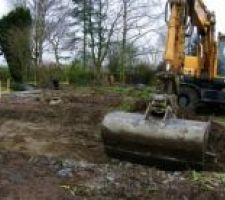 Vue panoramique de l'ouverture du chantier. La pelleteuse n'est pas difforme!! On est le mercredi  f&eacute;vrier 2015!!