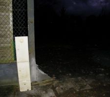 Le mur est si difficile &agrave; faire tomber qu'ils ont laiss&eacute; un morceau! photo prise le 14 f&eacute;v. 2015!!