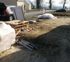 L'état du chantier après le passage des ravaleurs !! et aussi après la livraison du placo, isolation...