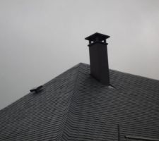 La sortie de toit prévu pour une pente de 90° mini, monté sur une pente à 80°...