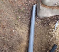 Trop plein vers une gaine remplis de grave qui guide les arriv&eacute;es du futur abris de jardin ou se trouvera le groupe surpresseur.