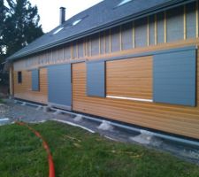 Les volets pos&eacute;s sur les rails, bandeau pos&eacute;s &eacute;galement.
&Ccedil;a en jette mais pas pour longtemps...