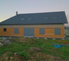 Les volets posés sur les rails, bandeau posés également.
Ça en jette mais pas pour longtemps...