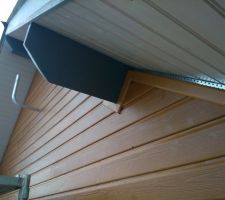 Finition sur le mur pignon, Cornière et support d'antenne/gaines placés