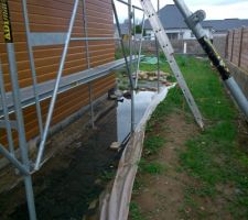 Inondation sur Lamarque et sur Pontacq. L'eau c'est arrêtée au raz des fondations, tous les fossés sont plein, et les bouches d'égouts saturées.
C'est le canal qui a débordé mais nous ,ça à été.