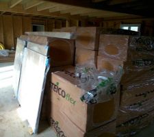 L'isolant fibre de bois est arriv&eacute;, un semi complet plus un 20 M3.
Au 1er plan, les futurs "anciens" volets bois...Histoire &agrave; suivre :(
