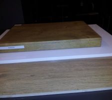 Cuisine : Carrelage imitation bois - Façade blanc brillant - Plan de travail stratifié hydrofuge bois