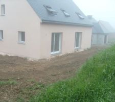 Terre étalée autour de la maison vue sud ouest