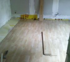 Le 16 mai, pose du parquet de la future salle de jeux, afin de pouvoir disposer de cette pi&egrave;ce pour le stockage "propre"