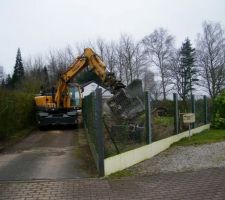 La pelleteuse s'organise pour commencer le terrassement. On est le mercredi 11 février 2015