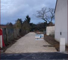 Vue du chemin d'accès depuis la rue