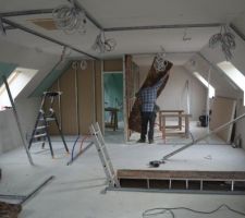 Vue des combles vers la salle de bain à gauche et une chambre à droite.