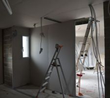 Vue vers le futur WC qui sera place derriere l'escalier et non sous l'escalier. A vouloir a tout prix un wc independant du séjour, je n'avais pas fait attention sur les plans que la menuiserie serait calée en bordure de cloison.