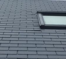 Ardoises synth&eacute;tiques le long du velux