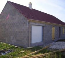 Le devant cote nord le garage de 30 metre carre environ, la porte fenetre du salon , la porte d'entree marron a peindre plus tard en blanc les 2 fenetres chambre de mes fils franck et jeremie salomon est né en 2010