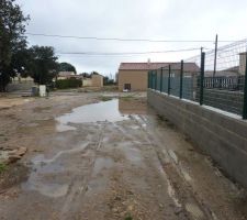 Le chemin d'acc&egrave;s qui m&egrave;ne &agrave; la route. Le voisin de droite a d&eacute;j&agrave; cl&ocirc;tur&eacute; son terrain donc une bonne chose de faite et &ccedil;a en moins &agrave; pr&eacute;voir !