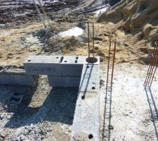 Alors l&agrave; je n'ai pas tout compris (Je parle pas le Turc alors c'est pas simple) mais ils ont fait un trou pour faire passer un tuyau dans la maison juste &agrave; c&ocirc;t&eacute; de la porte d'entr&eacute;. A suivre ...