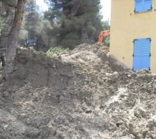 Le gros tas de devant la maison commence à baisser