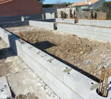 19.02.15 &agrave; 12h30 : Ca y est la 3&egrave;me rang&eacute;e de parpaings est faite et les ma&ccedil;ons ont quitt&eacute; les lieux