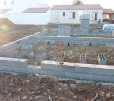 19.02.15 : Ils faut d&eacute;j&agrave; commencer par enlever les parpaings avec des a&eacute;rations pour les mettre sur la 3&egrave;me rang&eacute;e.