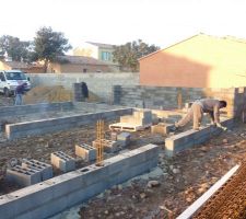 19.02.15 : Ils faut d&eacute;j&agrave; commencer par enlever les parpaings avec des a&eacute;rations pour les mettre sur la 3&egrave;me rang&eacute;e.