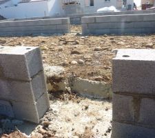 19.02.15 &agrave; 12h30 : entr&eacute;e du vide sanitaire &agrave; l'arri&egrave;re de la maison. Mais comme ils ont laiss&eacute; une vingtaine de centim&egrave;tres de hauteur de terre &agrave; l'int&eacute;rieur ca fait plus vraiment 60 cm pour aller sous la maison ! D'apr&egrave;s le conducteur de chantier c'est une hauteur moyenne donc c'est normal... Je suis sceptique !