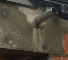 Naissance posée non droite en juillet et depuis l'eau s'écoule en ruisselant sur le mur...