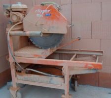 Machine pour couper les briques