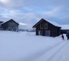 Let it snow, let it snow, let it snow... pour le plus grand bonheur des filles : cool, on va avoir un jardin, et c'est gavé de neige !!!