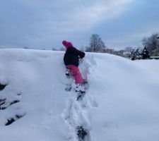 Let it snow, let it snow, let it snow... pour le plus grand bonheur des filles : cool, on va avoir un jardin, et c'est gavé de neige !!!